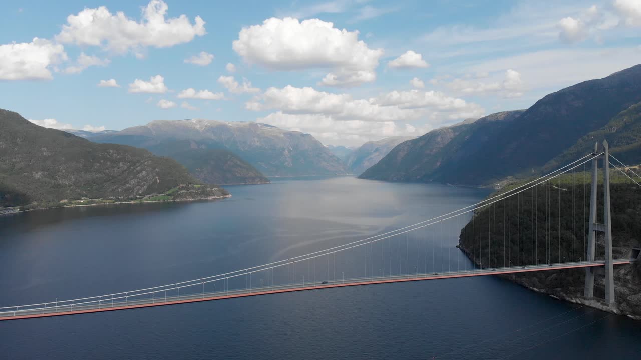 항공:eidfjorden norway의 놀라운 현수교, hardanger 다리 4k 보기