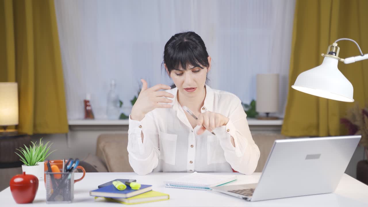 여성 학생이 질문을 해결합니다.