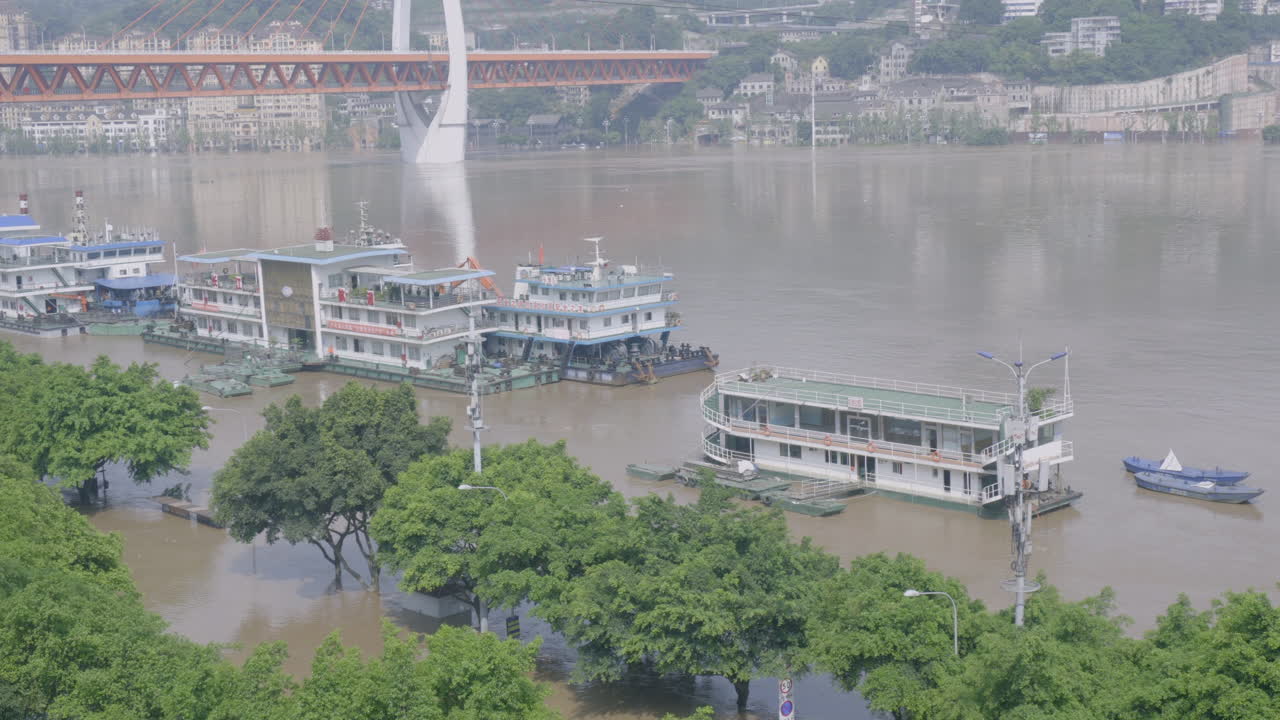 고속도로가 강물에 잠겼다