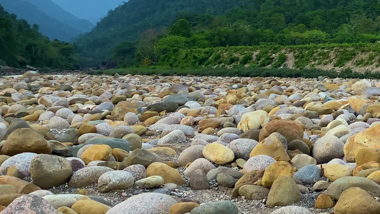 Panoramica lenta su un letto di fiume completamente prosciugato che mostra una grave siccità