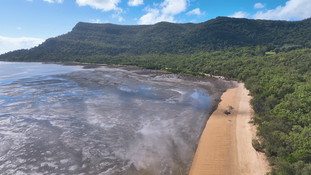 Ilmasta laskeutuminen Cape Hillsborough QLD:n hiekkaisille vuorovesialtaille ja kivikkoiselle rannalle