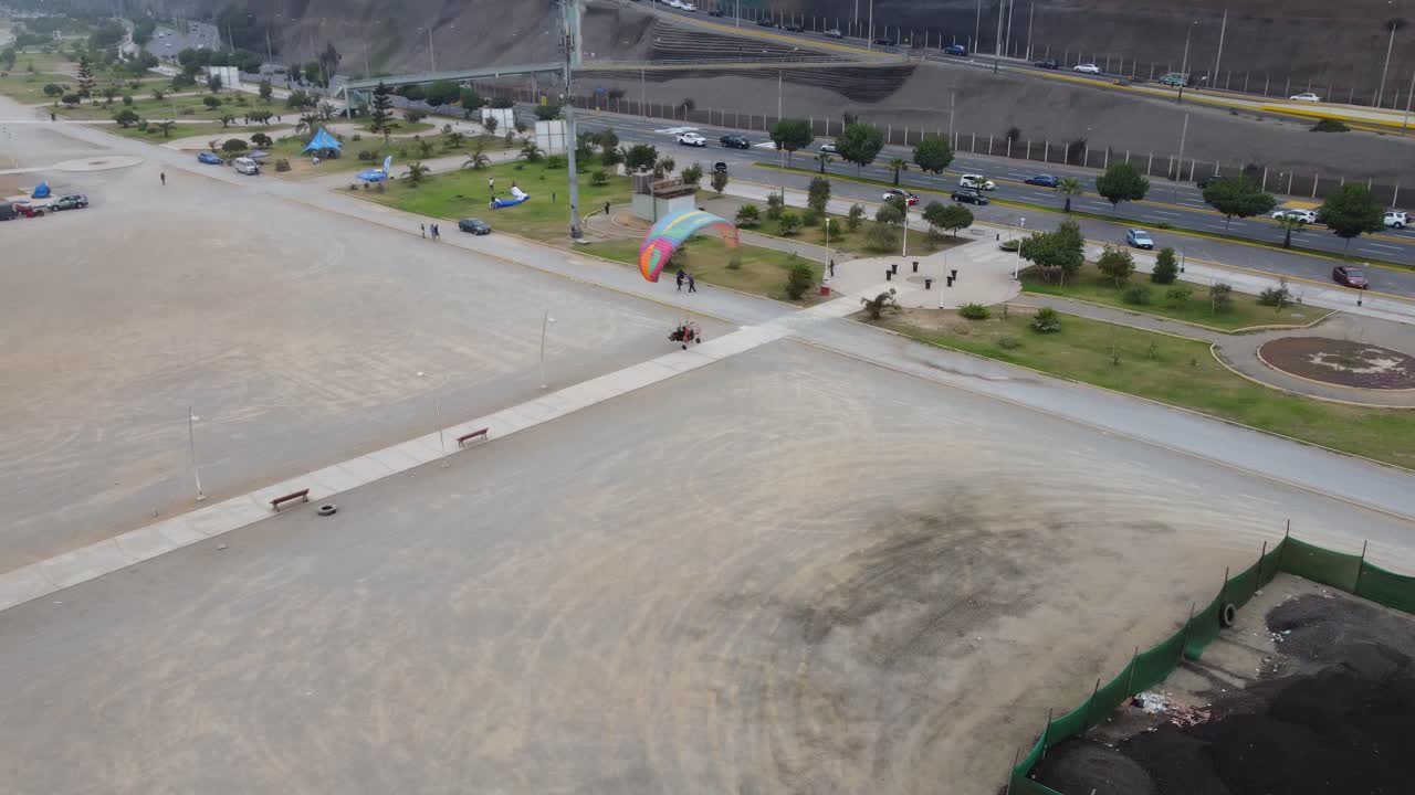 video de drones de parapente o triciclo aterrizando en lima, perú