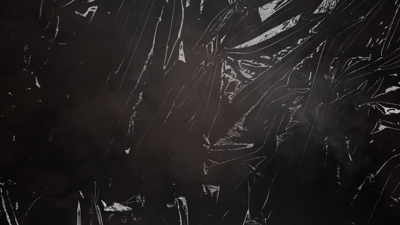 animación de fuego y humo sobre la luz en movimiento plástico negro brillante