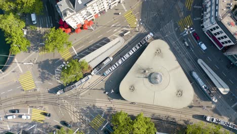 Vista-Aérea-De-Arriba-Hacia-Abajo-De-La-Concurrida-Intersección-En-Zúrich,-Suiza