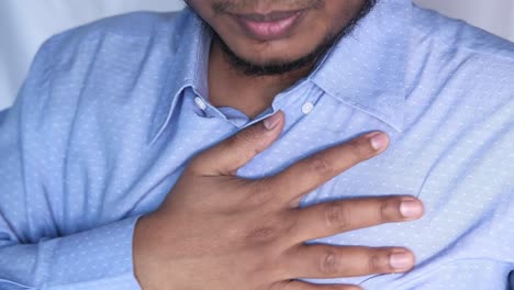 hombre con dolor en el pecho