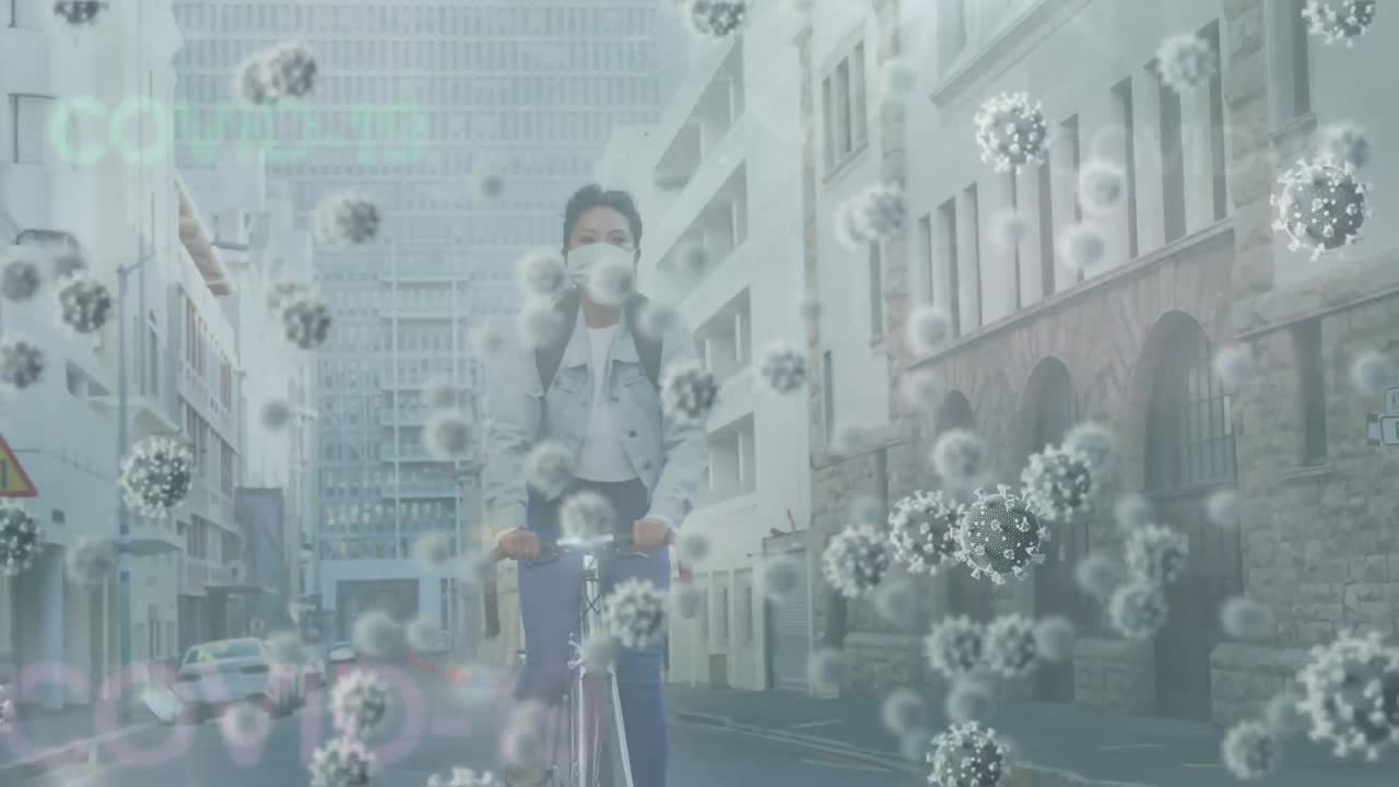 마스크를 쓰고 자전거를 타고 있는 아시아 여성 위에 떠다니는 거대한 코로나19 세포의 애니메이션
