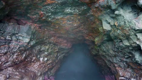 hd hawaii kauai navegando en el océano flotando hacia una cueva oceánica