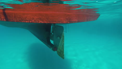 Vista-Submarina-De-Un-Bote-De-Madera-En-Agua-Clara