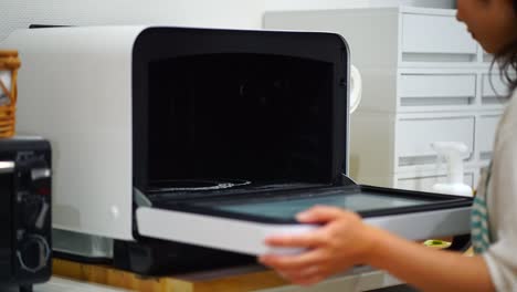 mujer limpiando el microondas