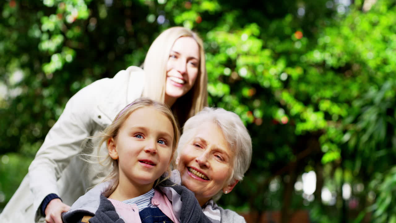 그녀가 좋아하는 소녀들과 함께 정원을 탐험하고 있습니다.