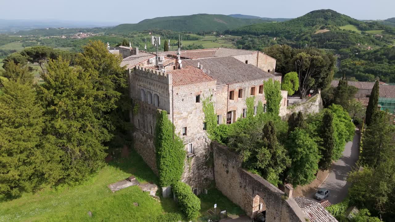 el sitio permanente de educación internacional de la universidad estatal de kennesaw está en montepulciano, toscana, italia - paralaje aéreo