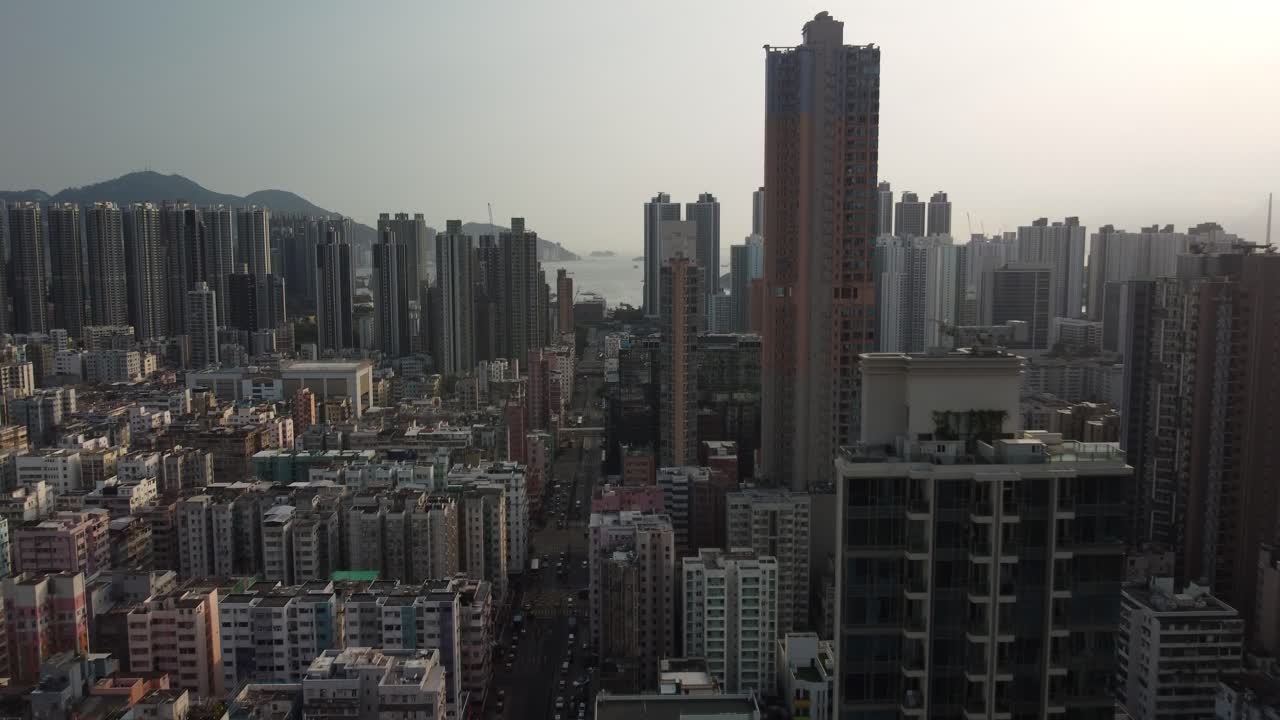 un vuelo pasando por apartamentos y rascacielos en hong kong