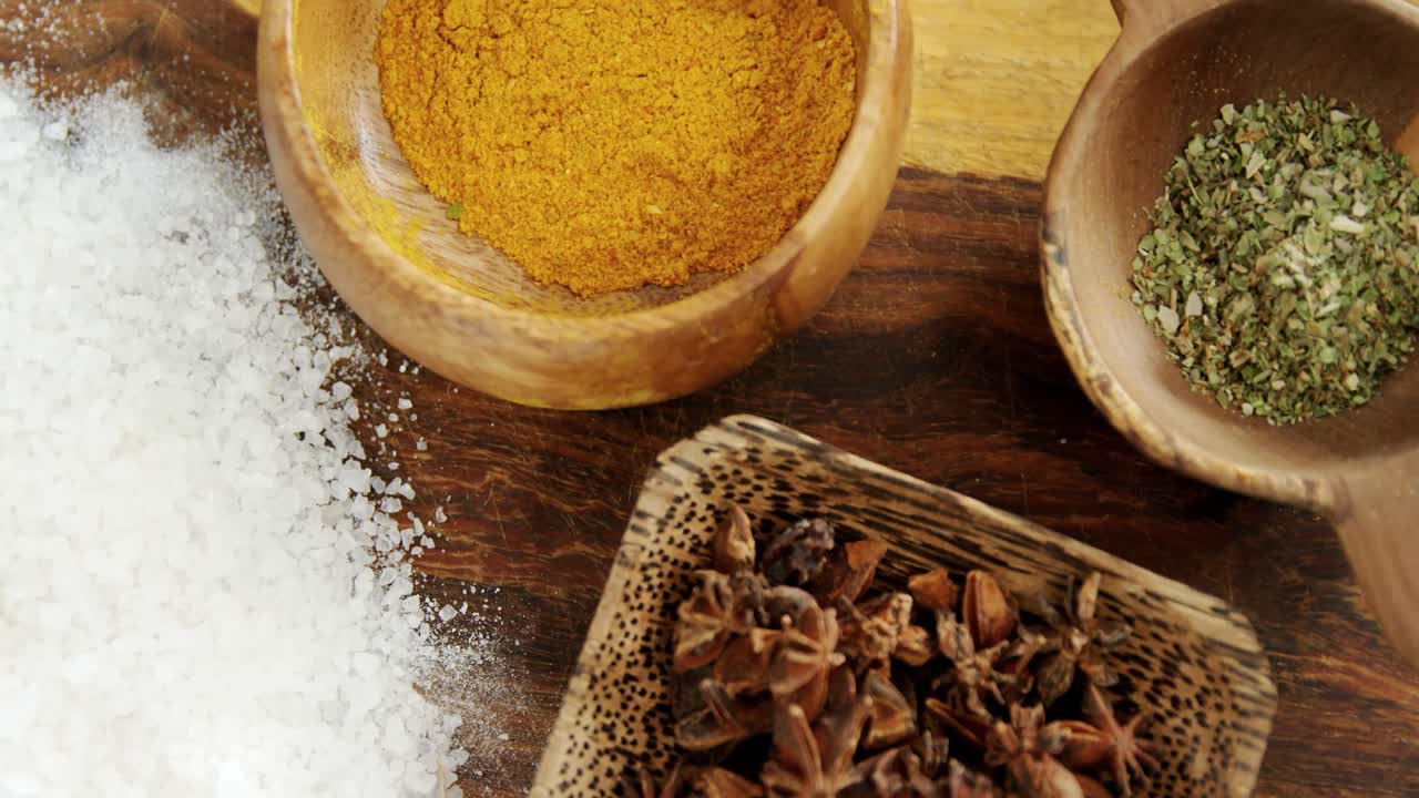 varias especias en el cuenco 4k