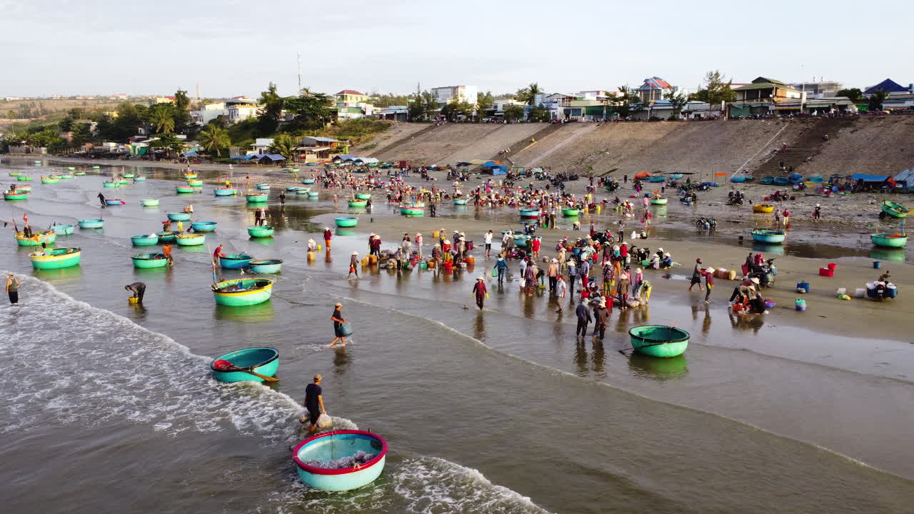 현지 어부들이 신선한 해산물을 선별하는 무이네의 인구 과잉 해변