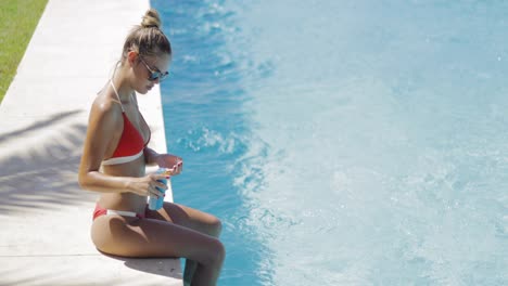 mujer pasando tiempo en la piscina del resort