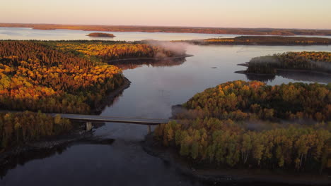 Eeyou-Istchee-Baie-james-River-Bei-Sonnenaufgang-Mit-Nebel