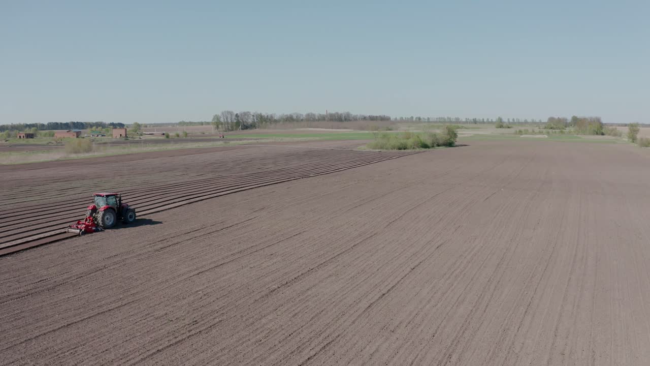 Der Traktor bereitet den Boden für die Aussaat vor. Landwirtschaftliche Maschinen.