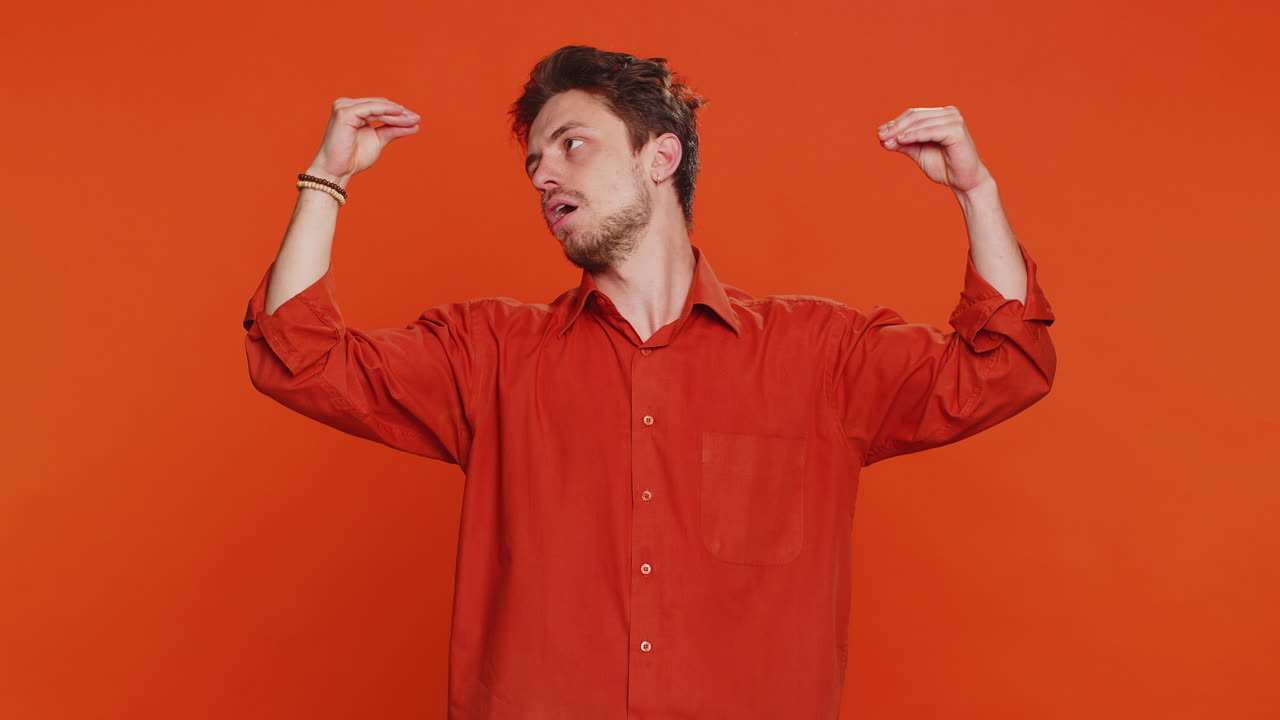 남자는 손으로 블라 블라 제스처를 보여주고, 소문, 빈 약속, 거짓말, 대화에 관심이 없습니다.