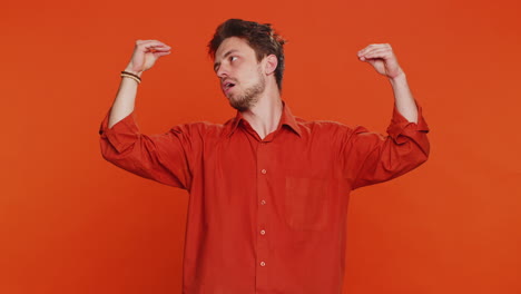 hombre mostrando blah blah gesto con las manos chismes promesas vacías mentirosos no interesados en hablar