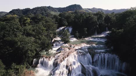 墨西哥南部帕倫克 (chiapas州) 附近的水<unk> (cascadas de agua azul) 的壯觀景色