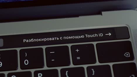persona che utilizza touch id su un portatile