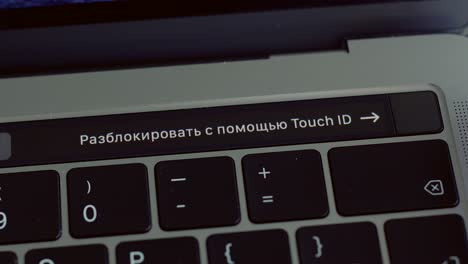 человек, использующий touch id на ноутбуке