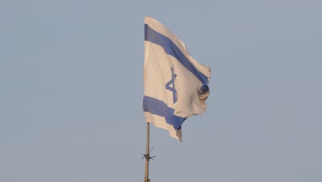 Eine-Verwitterte-Israelische-Flagge-Von-Zion-Weht-Im-Wind