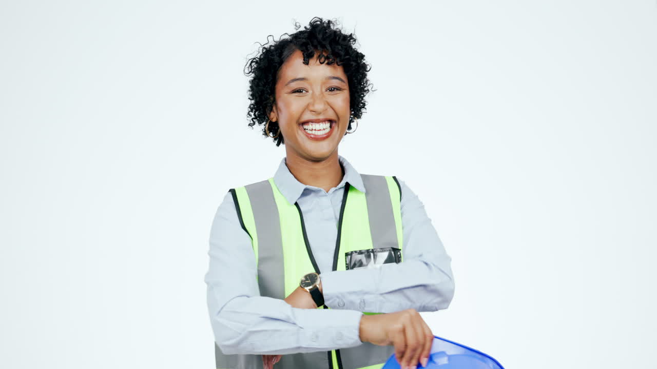 ingeniería, cara y mujer con casco en el estudio