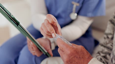 tabletas, manos mayores y medicamentos para la enfermera