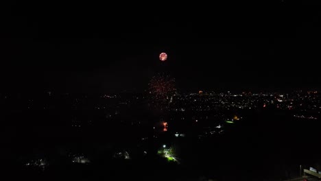 Toma-Aérea-De-Fuegos-Artificiales-Escalonados-Explotando-En-Una-Exhibición-Organizada-En-Escocia