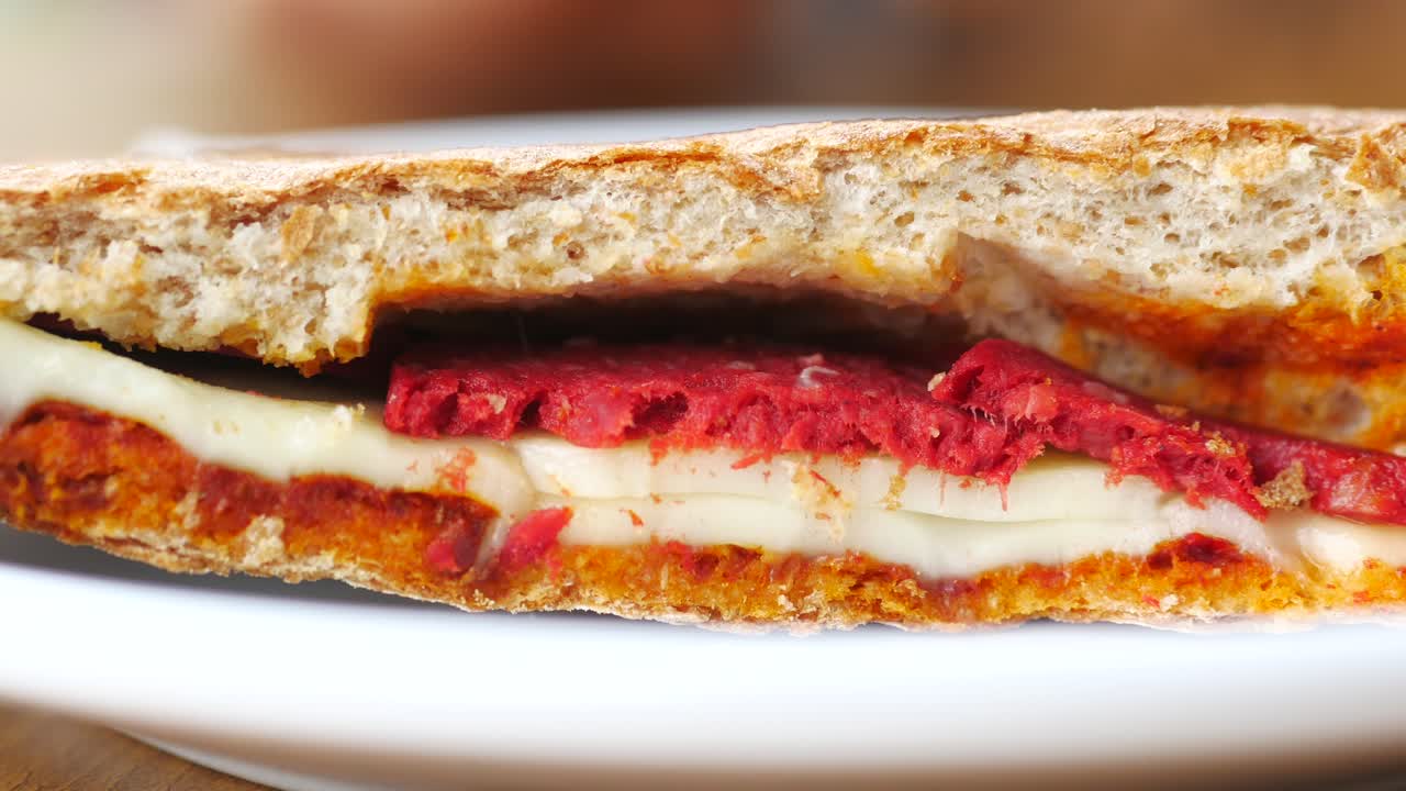 Primo piano di un panino affettato