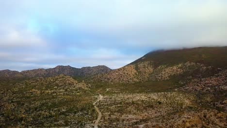 vista aérea con vistas a colinas y montañas, en el desierto de catavina, día parcialmente soleado, en méxico - pan, drone shot