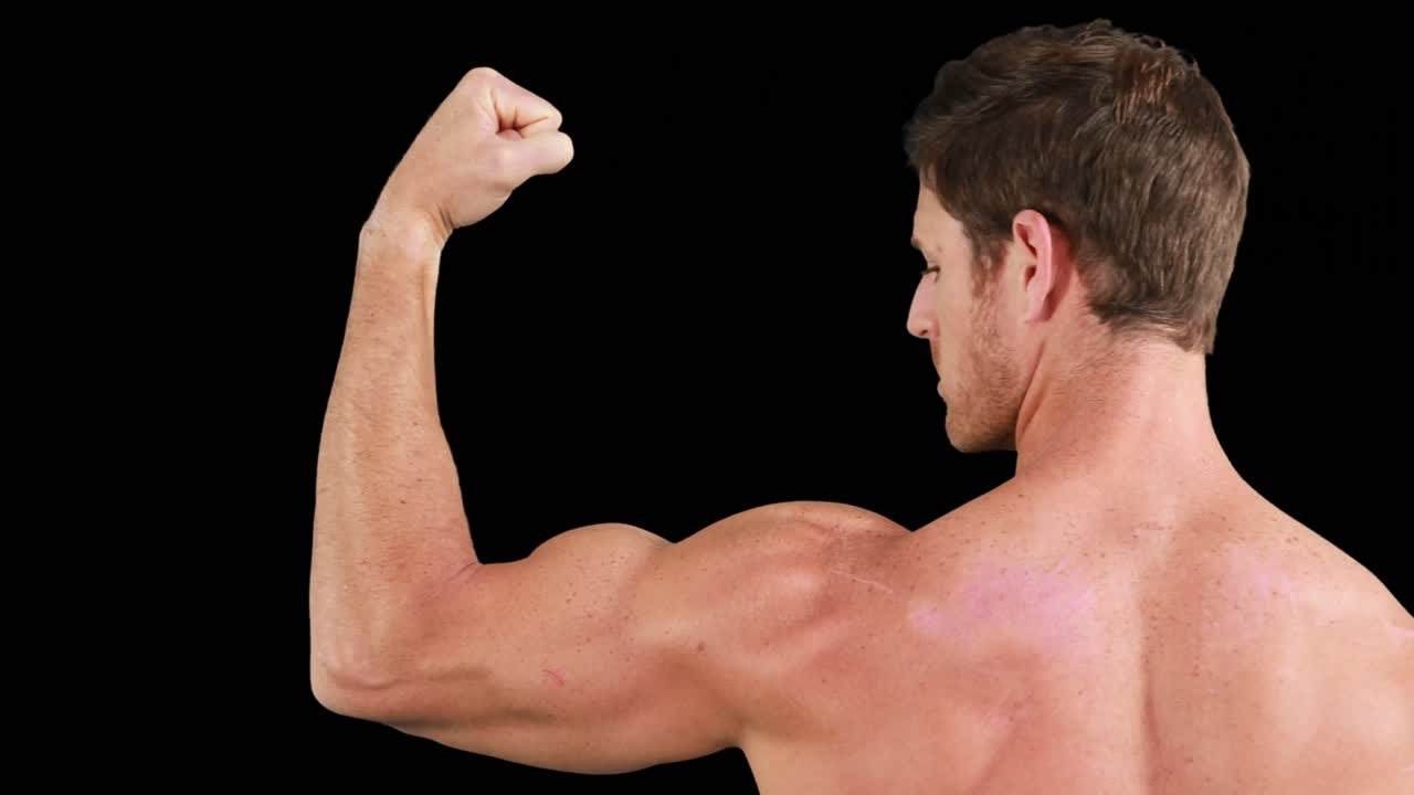 카메라를 위해 포즈를 취하는 보디빌더