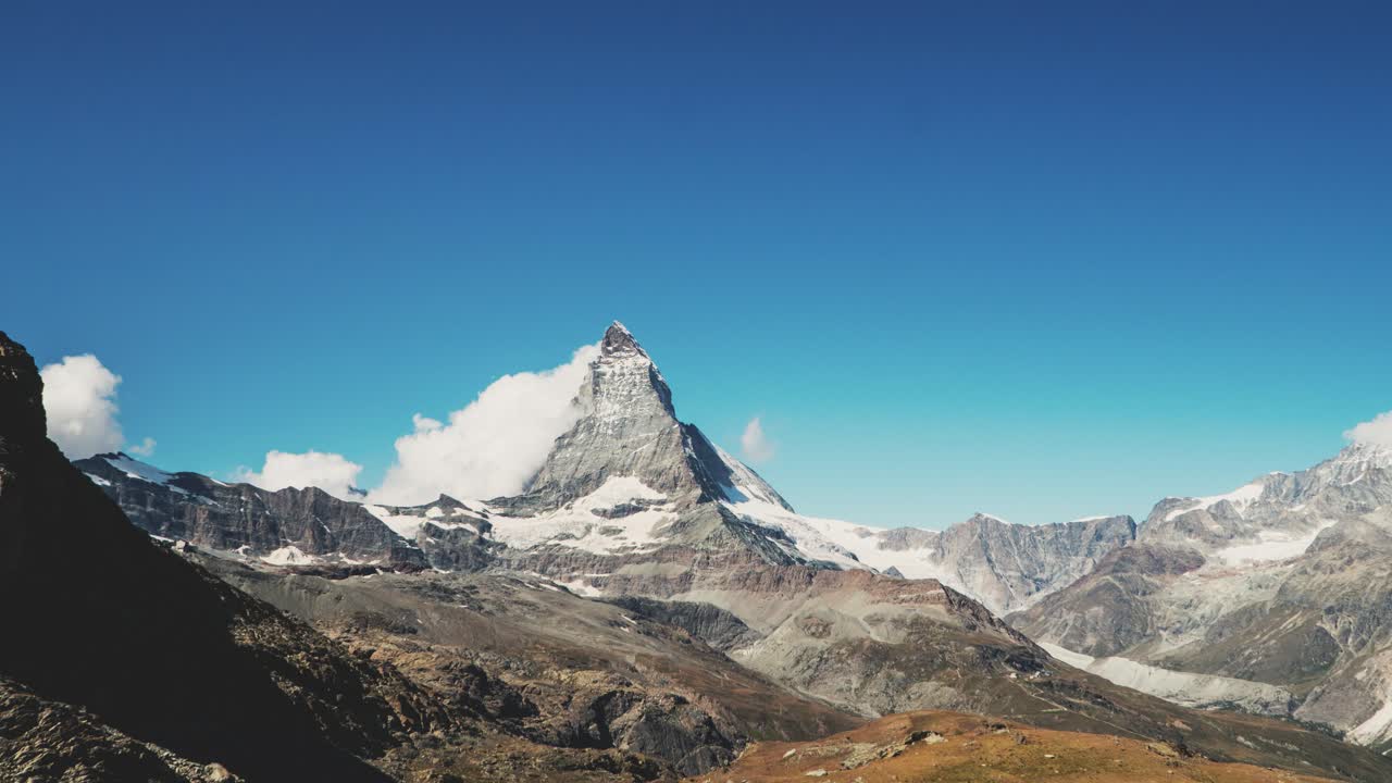 timelapse de nubes moviéndose contra la montaña matterhorn con cielo azul claro en suiza en 4k