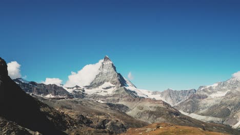 Zeitraffer-Von-Wolken,-Die-Sich-Gegen-Den-Matterhorn-berg-Mit-Klarem-Blauem-Himmel-In-Der-Schweiz-In-4k-Bewegen