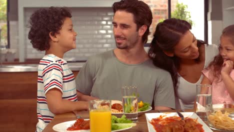 Familia-Hispana-Sonriente-Durante-La-Hora-Del-Almuerzo