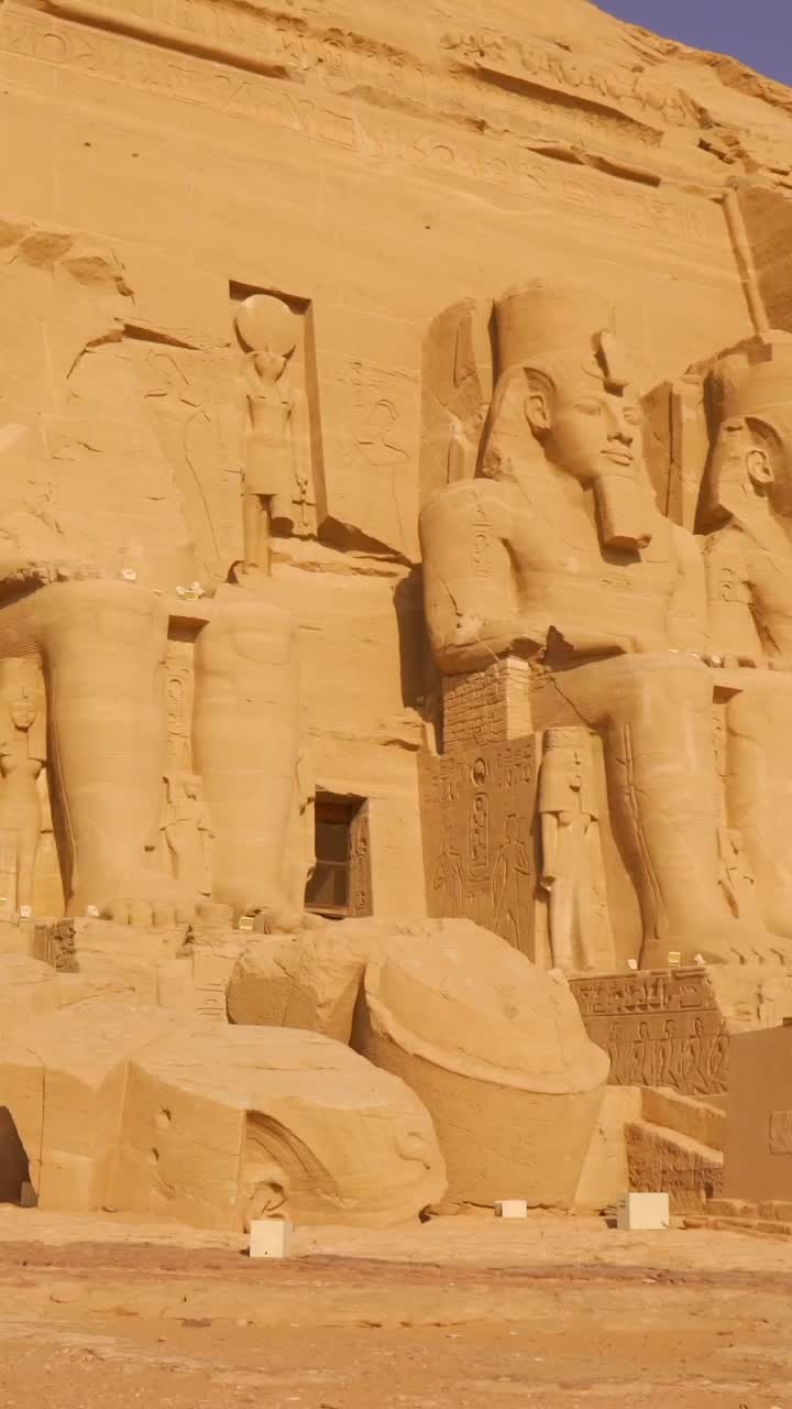 Tempel van Abu Simbel en standbeelden van Ramses II