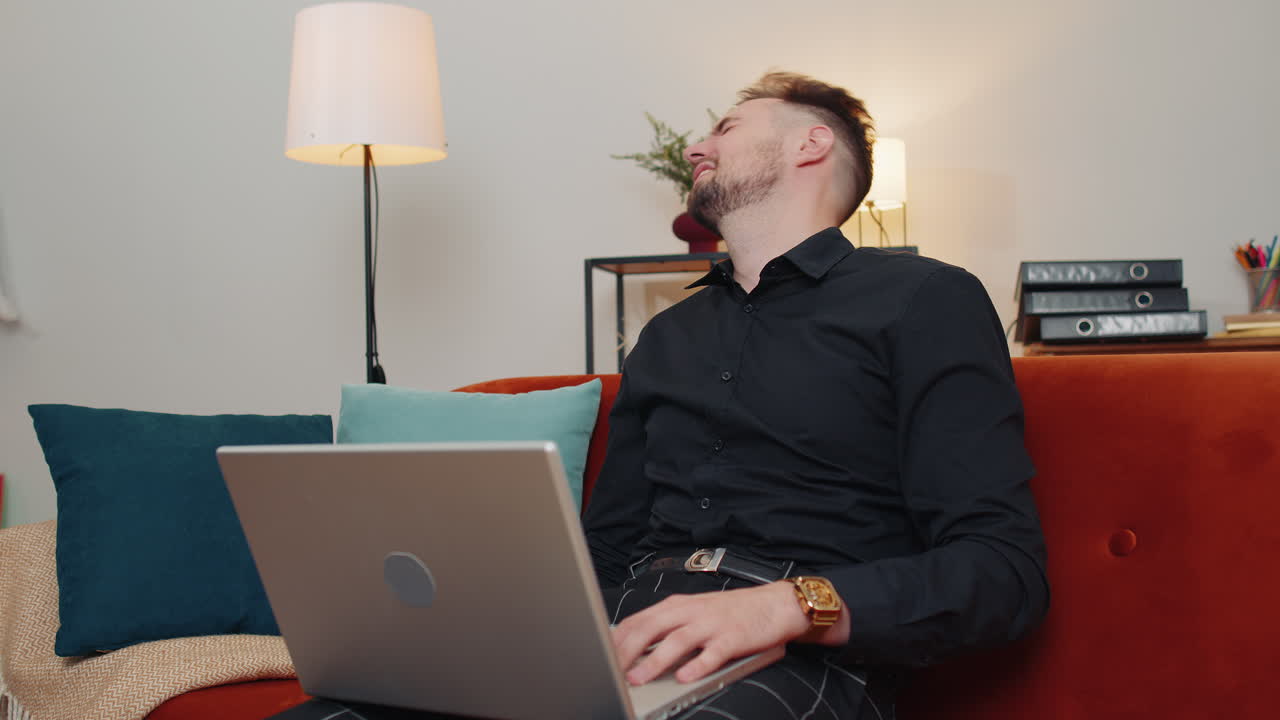 불행한 젊은 수염이있는 슬픈 남자가 노트북을 사용합니다. 나쁜 소식, 재산 손실, 실패, 복권 결과에 놀랐습니다.