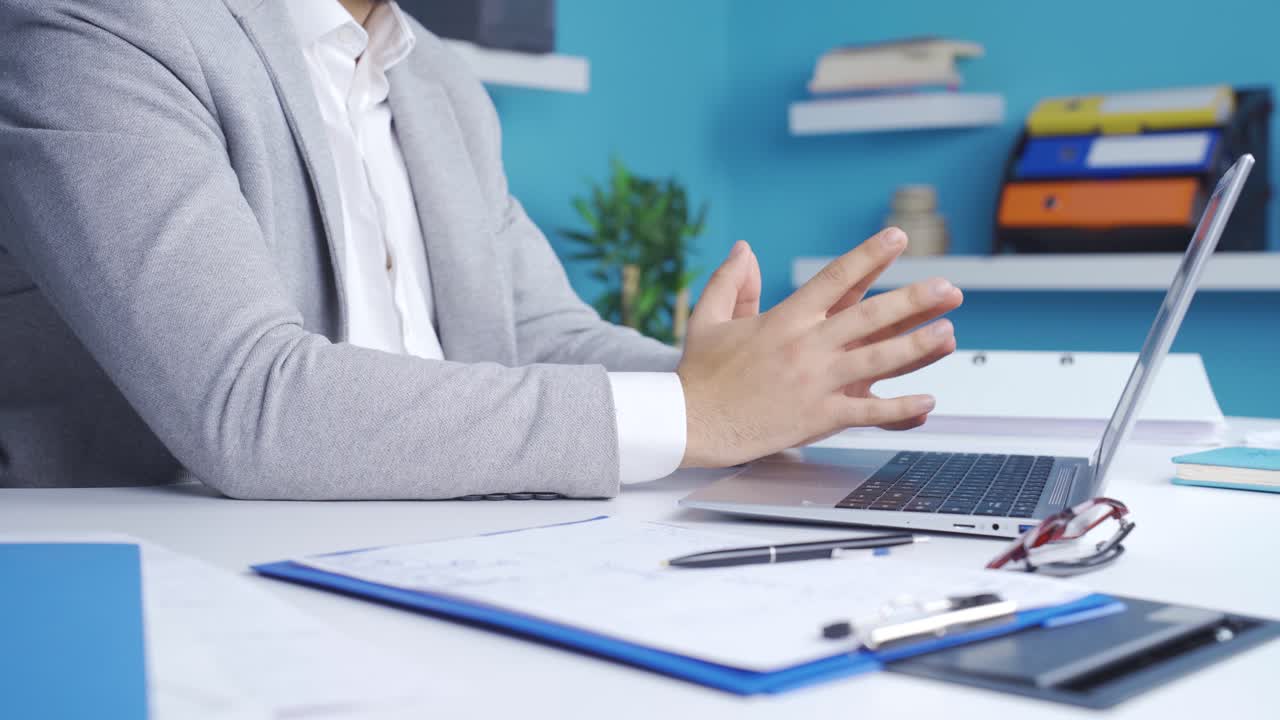 사려 깊은 사업가의 손의 클로즈업입니다.