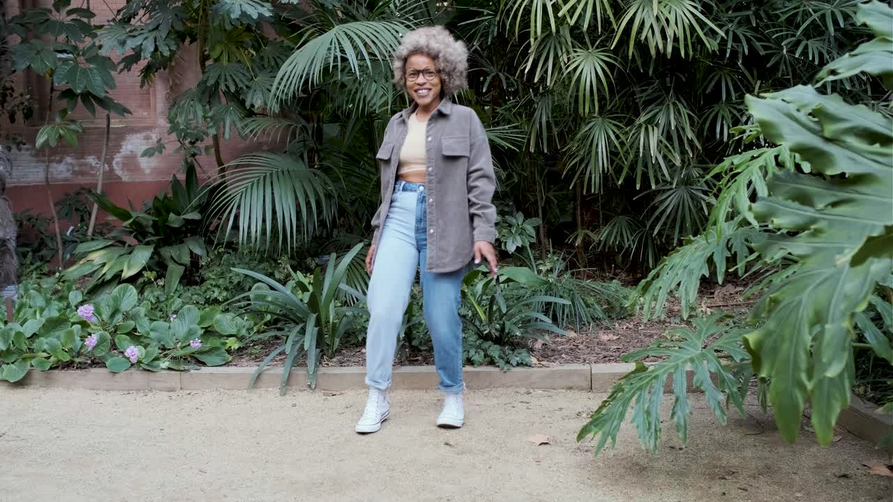 Uma mulher dançando em um parque