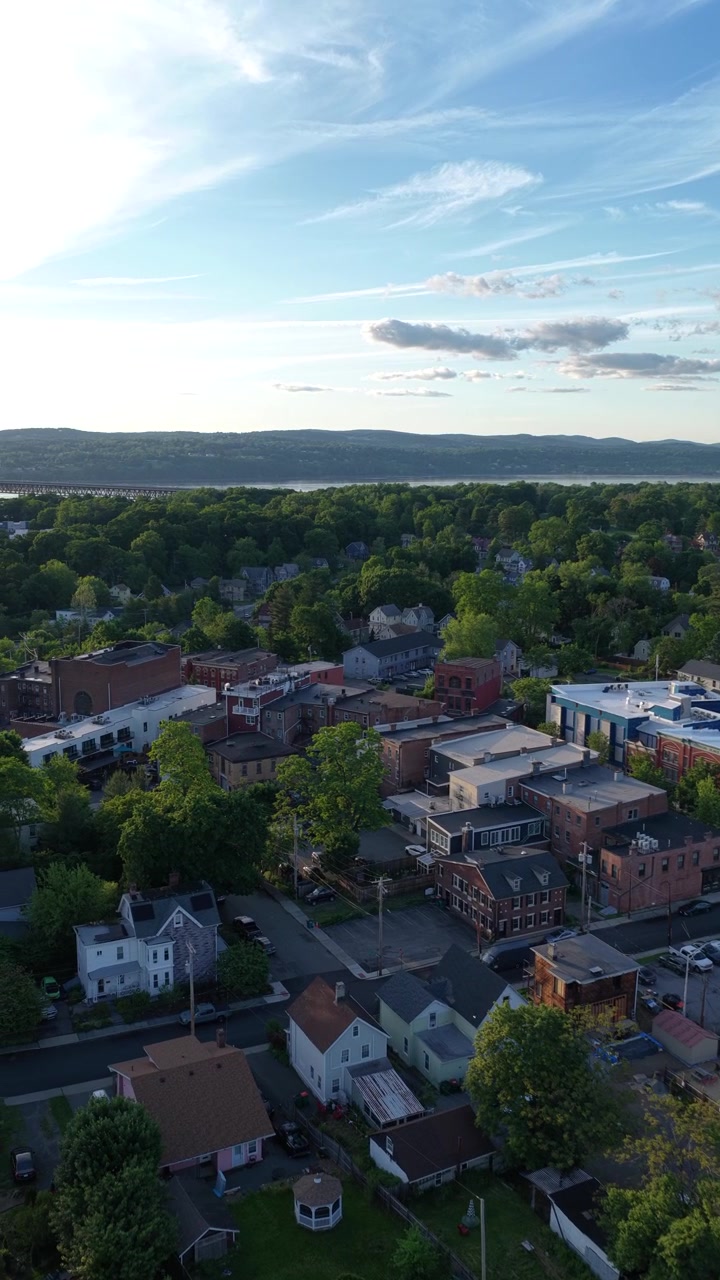 Una vista al tramonto di Main Street a Beacon, New York, che mostra anche il ponte Newburgh-Beacon e il fiume Hudson al tramonto in primavera