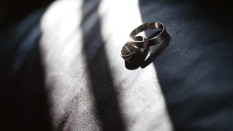 anillos de bodas en fondo negro