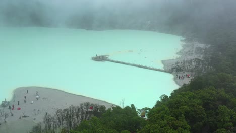 amplia antena de turistas en kawah putih en un día nublado en bandung indonesia