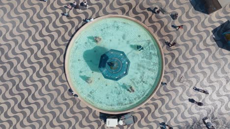 fotografía aérea de la fuente sur en la plaza rossio, lisboa, portugal