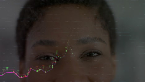 animación de procesamiento de datos sobre mujer asiática