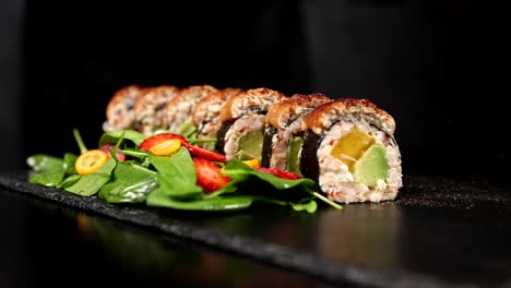 delicioso rollo de sushi con anguila y frutas
