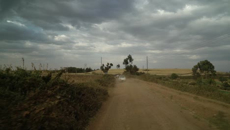 Coche-Con-Cámara-En-Una-Carretera-Polvorienta-En-África