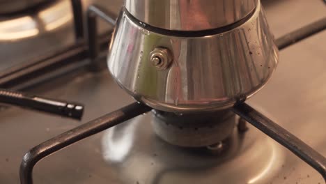 cafetera moka en la estufa en la cocina