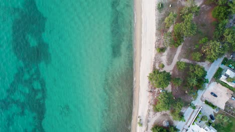 Luftaufnahme-Von-Oben-Nach-Unten-über-Den-Strand-Von-Prinos-Mit-Kristallklarem-Wasser-Und-Wellen,-Die-Langsam-Auf-Die-Küste-Treffen,-Thassos,-Griechenland