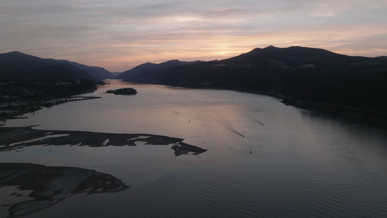 일몰-2에서 컬럼비아 강 협곡의 무인 항공기 공중
